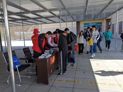 五一假期我市在高鐵高速口設立旅游志愿者服務站，暖心服務助力旅游體驗
